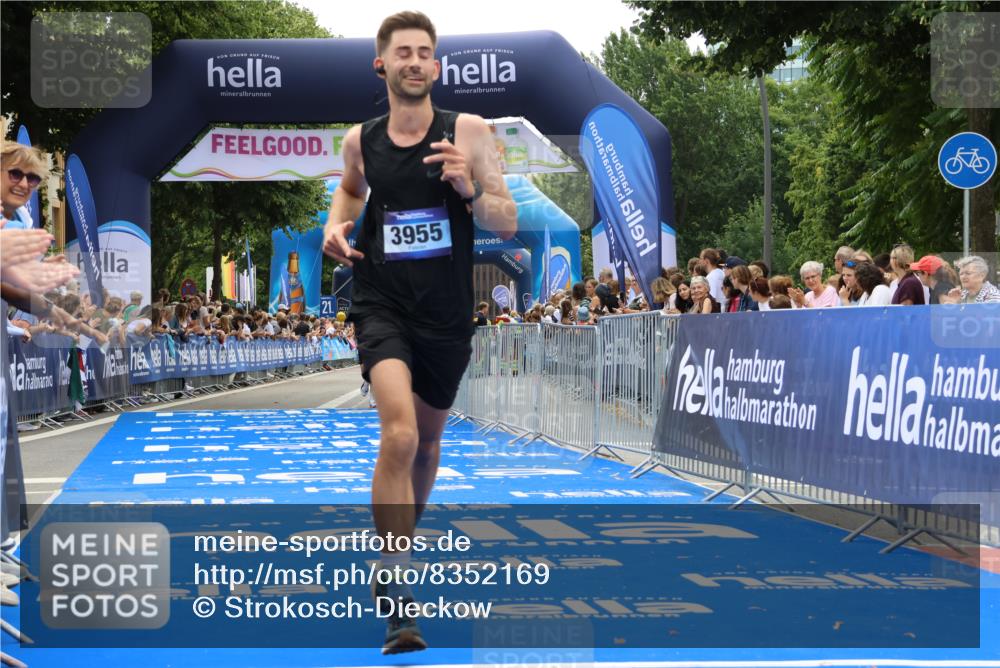 29.06.2025 - hella hamburg halbmarathon Strokosch-Dieckow http://msf.ph/oto/8352169 29.06.2025 10:31:20 Ziel 3955, 4812, 10298, 11857, 12232, 14450, 14548, 19042, 19118 meine-sportfotos.de