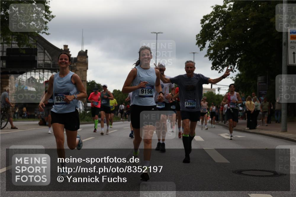 29.06.2025 - hella hamburg halbmarathon Yannick Fuchs http://msf.ph/oto/8352197 29.06.2025 10:52:51 20KM 1285, 1642, 1946, 1951, 2027, 2677, 2711, 2855, 5084, 5347, 5633, 6208, 6636, 6860, 6997, 7476, 8392, 8929, 9156, 9353, 9553, 9555, 9655, 9835, 10539, 10915, 12809, 13407, 14375, 14631, 14914, 15263, 15824, 16160, 16206, 16409, 16563, 16922, 16924, 17017, 17346, 17665, 17782, 17810, 17839, 17852, 17931, 17967, 18112, 18232, 18266, 18556, 18682, 18730, 18833, 18954, 19002, 19003 meine-sportfotos.de