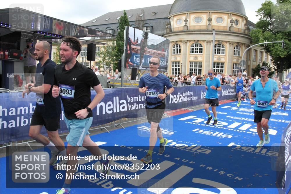 29.06.2025 - hella hamburg halbmarathon Michael Strokosch http://msf.ph/oto/8352203 29.06.2025 10:53:08 Ziel 2208, 3059, 3258, 3334, 4121, 7509, 7864, 8587, 9093, 9537, 12155, 12367, 12910, 14323, 18590, 19208 meine-sportfotos.de