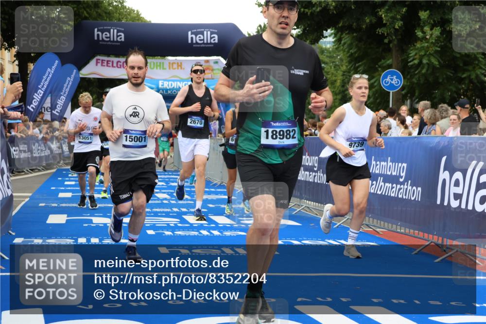29.06.2025 - hella hamburg halbmarathon Strokosch-Dieckow http://msf.ph/oto/8352204 29.06.2025 10:52:33 Ziel 2346, 2670, 3715, 3952, 6561, 6562, 7178, 7232, 7475, 8371, 8661, 9145, 9739, 10115, 11459, 11689, 11791, 12450, 13051, 13301, 14122, 14561, 15001, 15980, 18982 meine-sportfotos.de