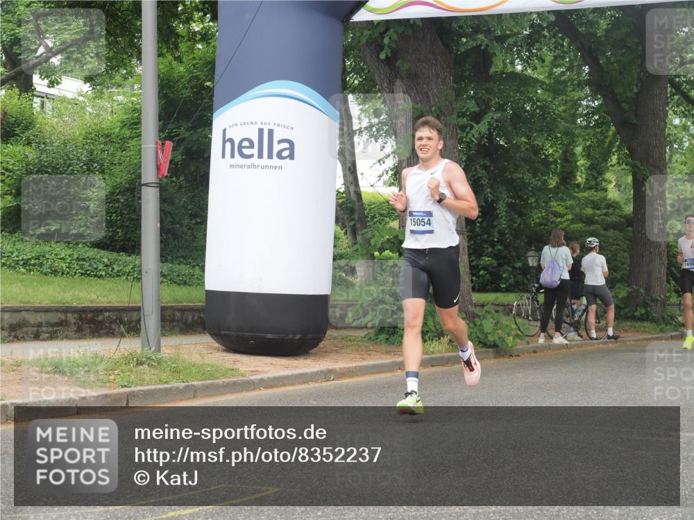 29.06.2025 - hella hamburg halbmarathon KatJ http://msf.ph/oto/8352237 29.06.2025 10:21:27 Zwischen KM18-KM19 1894, 4812, 5660 meine-sportfotos.de