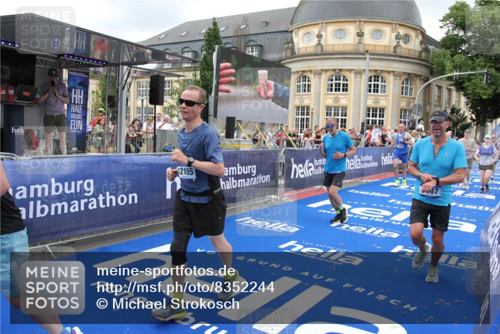 29.06.2025 - hella hamburg halbmarathon Michael Strokosch http://msf.ph/oto/8352244 29.06.2025 10:53:08 Ziel 2208, 3059, 3258, 3334, 4121, 7509, 7864, 8587, 9093, 9537, 12155, 12367, 12910, 14323, 18590, 19208 meine-sportfotos.de