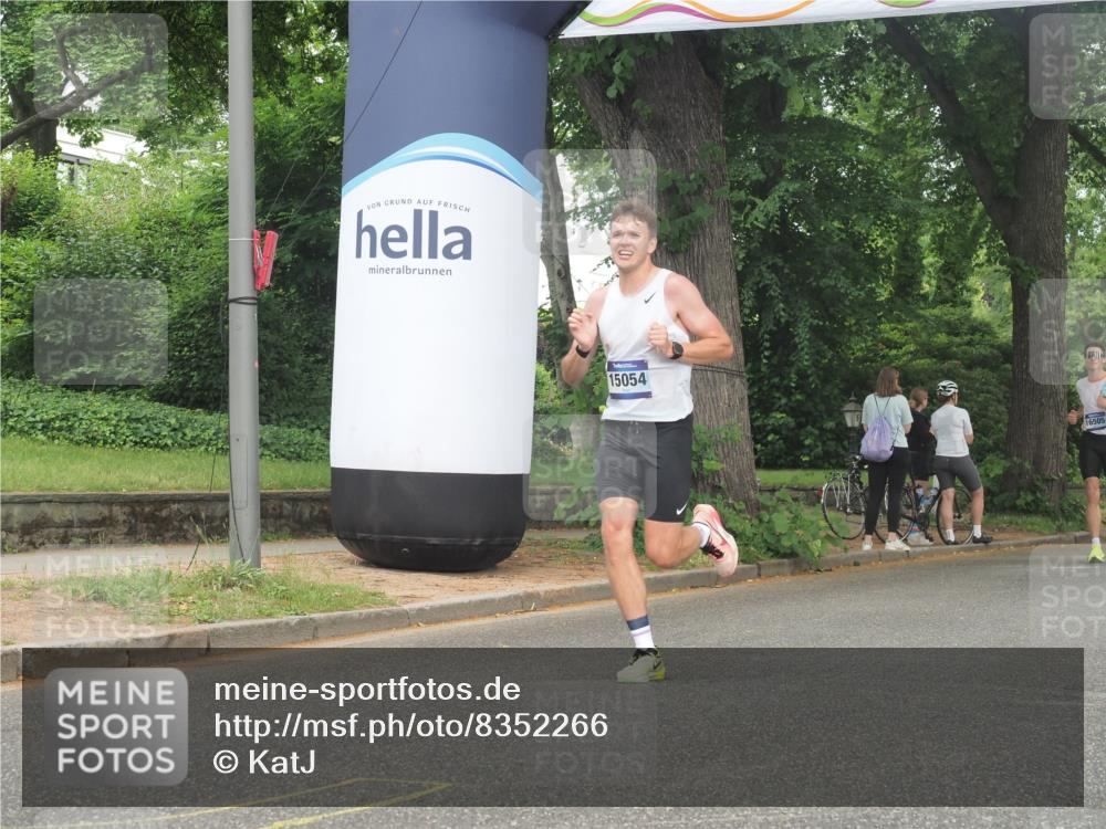 29.06.2025 - hella hamburg halbmarathon KatJ http://msf.ph/oto/8352266 29.06.2025 10:21:27 Zwischen KM18-KM19 1894, 4812, 5660 meine-sportfotos.de