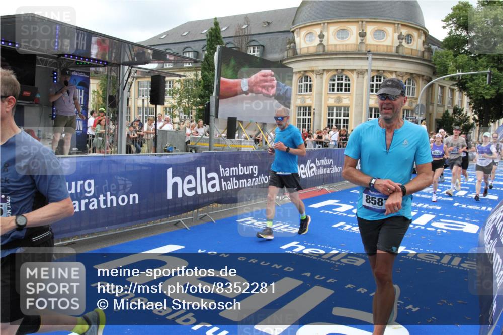 29.06.2025 - hella hamburg halbmarathon Michael Strokosch http://msf.ph/oto/8352281 29.06.2025 10:53:08 Ziel 2208, 3059, 3258, 3334, 4121, 7509, 7864, 8587, 9093, 9537, 12155, 12367, 12910, 14323, 18590, 19208 meine-sportfotos.de