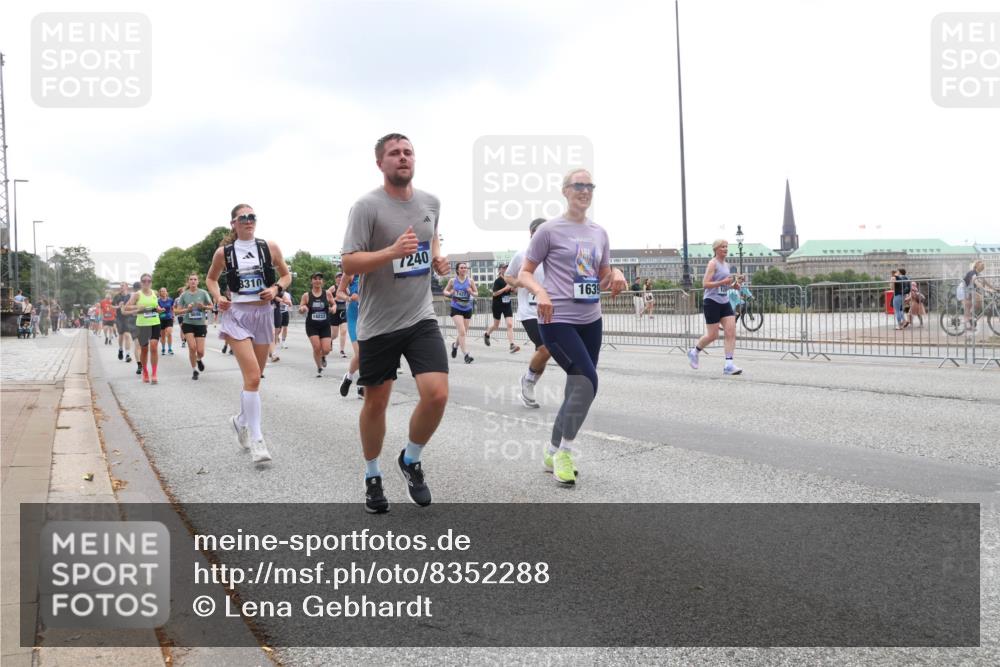 29.06.2025 - hella hamburg halbmarathon Lena Gebhardt http://msf.ph/oto/8352288 29.06.2025 10:47:59 Lombardsbrücke 8310, 14222, 7240, 7427, 1639, 1045, 1157, 1174, 1175, 1246, 1392, 1434, 1618, 1639, 1645, 1701, 1926, 2037, 2163, 2197, 2418, 2491, 2545, 2650, 2704, 2756, 2790, 2882, 2958, 3049, 3468, 3504, 3679, 3933, 4037, 4327, 4423, 4588, 4856, 5585, 5621, 5622, 5886, 5952, 7240, 7393, 7394, 7427, 7916, 7970, 8077, 8310, 8521, 8550, 8774, 9356, 9687, 9696, 9697, 9921, 10145, 10658, 10777, 10794, 10991, 11351, 11458, 11548, 11730, 11742, 11781, 11802, 11909, 12431 meine-sportfotos.de
