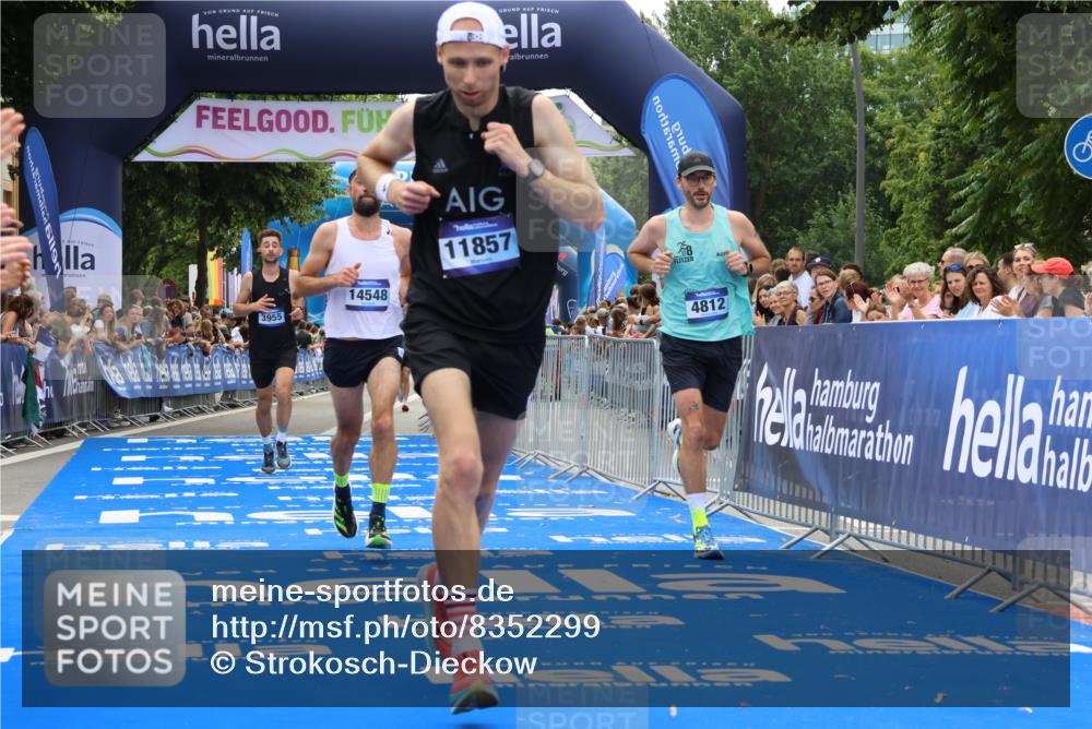 29.06.2025 - hella hamburg halbmarathon Strokosch-Dieckow http://msf.ph/oto/8352299 29.06.2025 10:31:16 Ziel 3201, 3955, 4812, 10017, 10298, 11857, 12232, 13754, 14450, 14548, 19042 meine-sportfotos.de