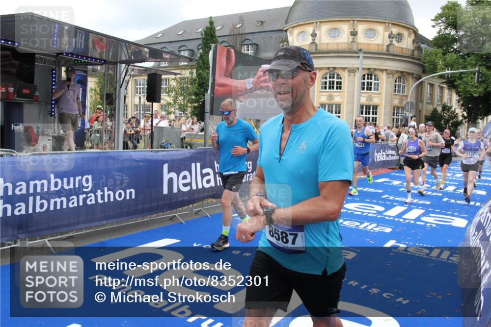 29.06.2025 - hella hamburg halbmarathon Michael Strokosch http://msf.ph/oto/8352301 29.06.2025 10:53:09 Ziel 2111, 2208, 3059, 3258, 3334, 4121, 7864, 8587, 9093, 9537, 12155, 12910, 14323, 19208 meine-sportfotos.de