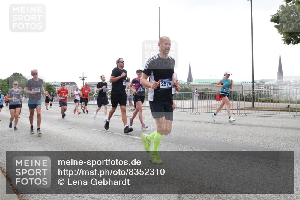 29.06.2025 - hella hamburg halbmarathon Lena Gebhardt http://msf.ph/oto/8352310 29.06.2025 10:38:46 Lombardsbrücke 4959, 9689, 3726, 6875, 5913, 2576, 56, 1232, 1390, 1451, 1721, 1791, 2113, 2151, 2524, 2534, 2576, 2660, 2693, 3010, 3094, 3095, 3216, 3286, 3307, 3323, 3338, 3635, 3636, 3726, 3745, 3777, 3841, 3927, 4028, 4139, 4155, 4159, 4257, 4259, 4260, 4316, 4320, 4410, 4883, 4964, 5085, 5089, 5155, 5617, 5684, 5735, 5913, 6062, 6695, 6696, 6875, 7117, 7148, 7263, 7371, 7561, 7692, 7849, 7868, 8367, 8783, 9708, 10072, 10554, 13060 meine-sportfotos.de
