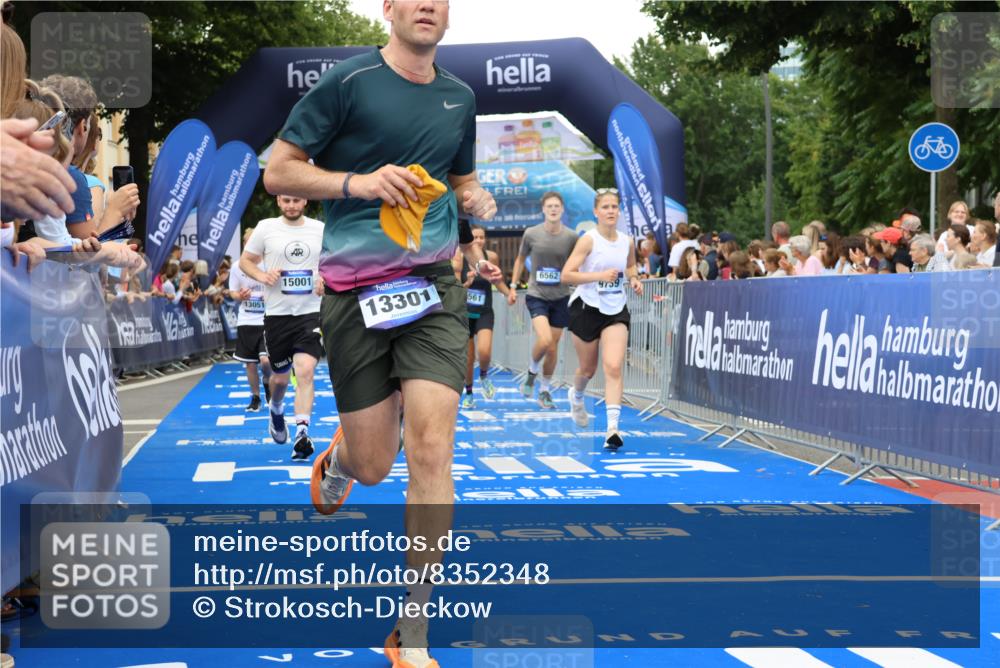 29.06.2025 - hella hamburg halbmarathon Strokosch-Dieckow http://msf.ph/oto/8352348 29.06.2025 10:52:32 Ziel 2346, 2670, 3715, 3952, 6561, 6562, 7178, 7232, 7475, 8371, 8661, 9145, 9739, 9876, 10115, 11459, 11689, 11791, 12450, 13015, 13051, 13301, 14122, 14561, 15001, 15980, 18982 meine-sportfotos.de
