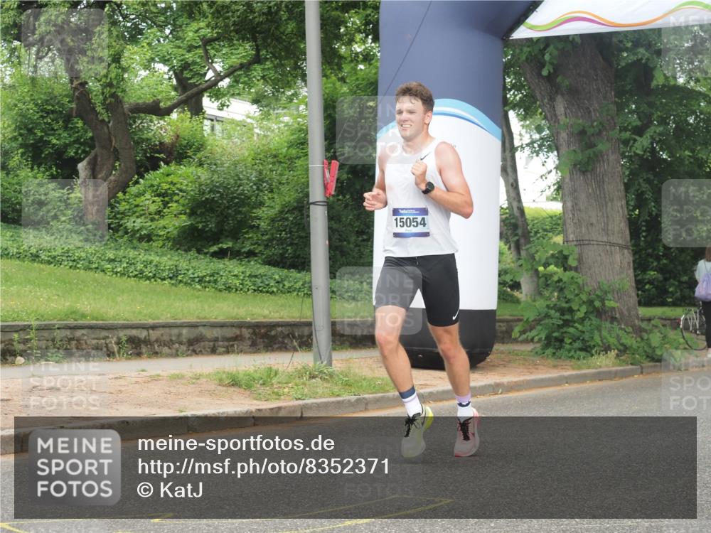 29.06.2025 - hella hamburg halbmarathon KatJ http://msf.ph/oto/8352371 29.06.2025 10:21:28 Zwischen KM18-KM19 1894, 4812, 5660 meine-sportfotos.de