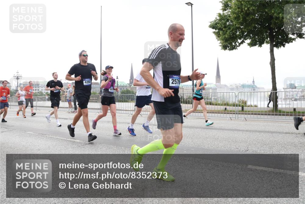 29.06.2025 - hella hamburg halbmarathon Lena Gebhardt http://msf.ph/oto/8352373 29.06.2025 10:38:46 Lombardsbrücke 2693, 6875, 4260, 59, 2576, 56, 1232, 1390, 1451, 1721, 1791, 2113, 2151, 2524, 2534, 2576, 2660, 2693, 3010, 3094, 3095, 3216, 3286, 3307, 3323, 3338, 3635, 3636, 3726, 3745, 3777, 3841, 3927, 4028, 4139, 4155, 4159, 4257, 4259, 4260, 4316, 4320, 4410, 4883, 4964, 5085, 5089, 5155, 5617, 5684, 5735, 5913, 6062, 6695, 6696, 6875, 7117, 7148, 7263, 7371, 7561, 7692, 7849, 7868, 8367, 8783, 9708, 10072, 10554, 13060 meine-sportfotos.de