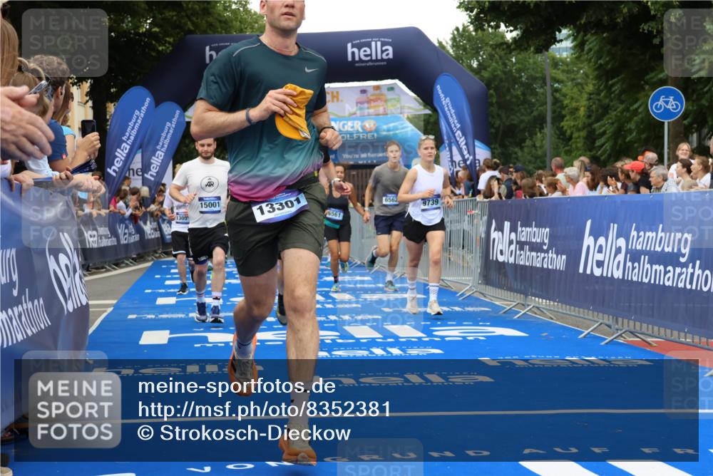 29.06.2025 - hella hamburg halbmarathon Strokosch-Dieckow http://msf.ph/oto/8352381 29.06.2025 10:52:32 Ziel 2346, 2670, 3715, 3952, 6561, 6562, 7178, 7232, 7475, 8371, 8661, 9145, 9739, 9876, 10115, 11459, 11689, 11791, 12450, 13015, 13051, 13301, 14122, 14561, 15001, 15980, 18982 meine-sportfotos.de