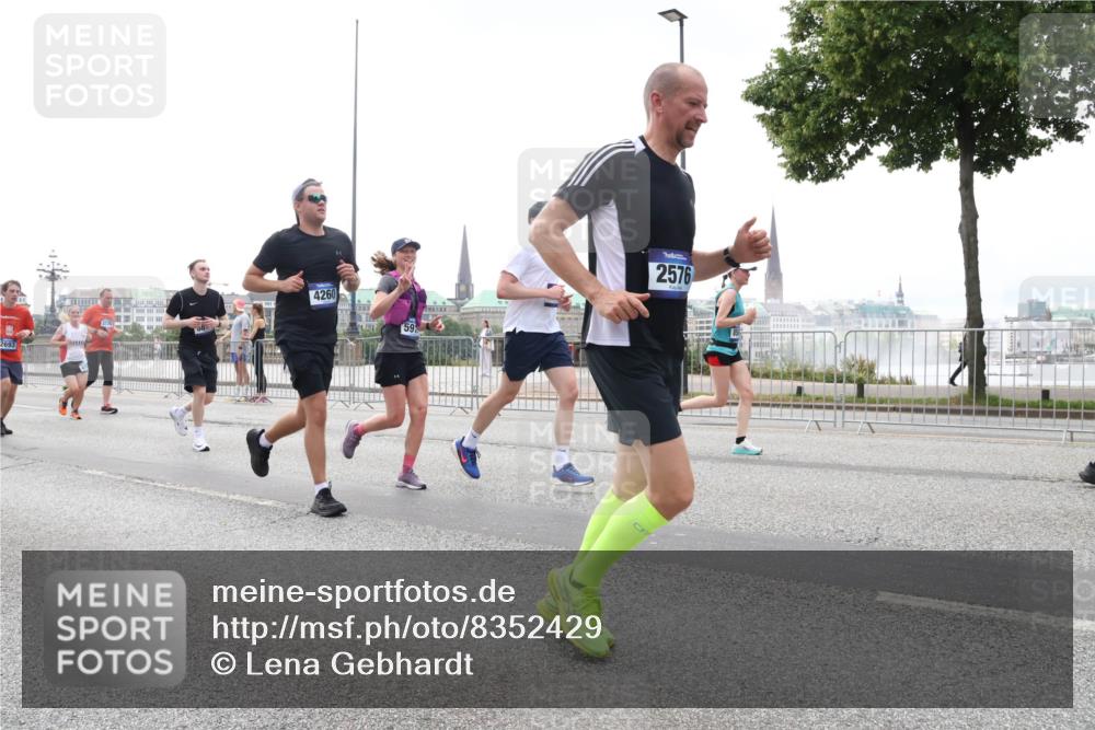 29.06.2025 - hella hamburg halbmarathon Lena Gebhardt http://msf.ph/oto/8352429 29.06.2025 10:38:46 Lombardsbrücke 2693, 8, 4260, 59, 2576, 56, 1232, 1390, 1451, 1721, 1791, 2113, 2151, 2524, 2534, 2576, 2660, 2693, 3010, 3094, 3095, 3216, 3286, 3307, 3323, 3338, 3635, 3636, 3726, 3745, 3777, 3841, 3927, 4028, 4139, 4155, 4159, 4257, 4259, 4260, 4316, 4320, 4410, 4883, 4964, 5085, 5089, 5155, 5617, 5684, 5735, 5913, 6062, 6695, 6696, 6875, 7117, 7148, 7263, 7371, 7561, 7692, 7849, 7868, 8367, 8783, 9708, 10072, 10554, 13060 meine-sportfotos.de