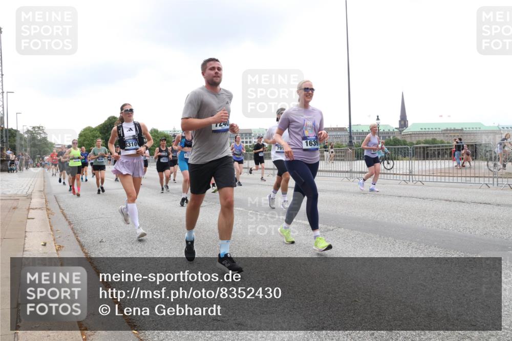 29.06.2025 - hella hamburg halbmarathon Lena Gebhardt http://msf.ph/oto/8352430 29.06.2025 10:47:59 Lombardsbrücke 8310, 14222, 133, 7240, 791, 1639, 1045, 1157, 1174, 1175, 1246, 1392, 1434, 1618, 1639, 1645, 1701, 1926, 2037, 2163, 2197, 2418, 2491, 2545, 2650, 2704, 2756, 2790, 2882, 2958, 3049, 3468, 3504, 3679, 3933, 4037, 4327, 4423, 4588, 4856, 5585, 5621, 5622, 5886, 5952, 7240, 7393, 7394, 7427, 7916, 7970, 8077, 8310, 8521, 8550, 8774, 9356, 9687, 9696, 9697, 9921, 10145, 10658, 10777, 10794, 10991, 11351, 11458, 11548, 11730, 11742, 11781, 11802, 11909, 12431 meine-sportfotos.de