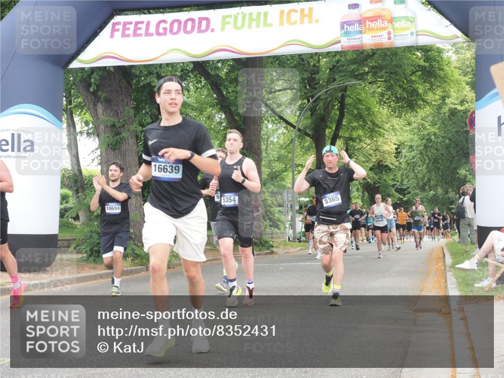 29.06.2025 - hella hamburg halbmarathon KatJ http://msf.ph/oto/8352431 29.06.2025 10:51:10 Zwischen KM18-KM19 2698, 3572, 5354, 5365, 8578 meine-sportfotos.de