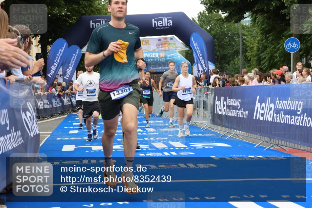 29.06.2025 - hella hamburg halbmarathon Strokosch-Dieckow http://msf.ph/oto/8352439 29.06.2025 10:52:32 Ziel 2346, 2670, 3715, 3952, 6561, 6562, 7178, 7232, 7475, 8371, 8661, 9145, 9739, 9876, 10115, 11459, 11689, 11791, 12450, 13015, 13051, 13301, 14122, 14561, 15001, 15980, 18982 meine-sportfotos.de