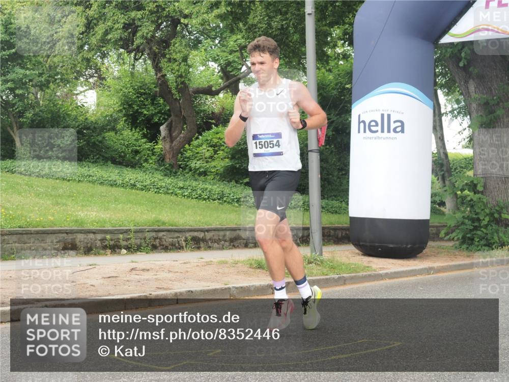 29.06.2025 - hella hamburg halbmarathon KatJ http://msf.ph/oto/8352446 29.06.2025 10:21:28 Zwischen KM18-KM19 1894, 4812, 5660 meine-sportfotos.de