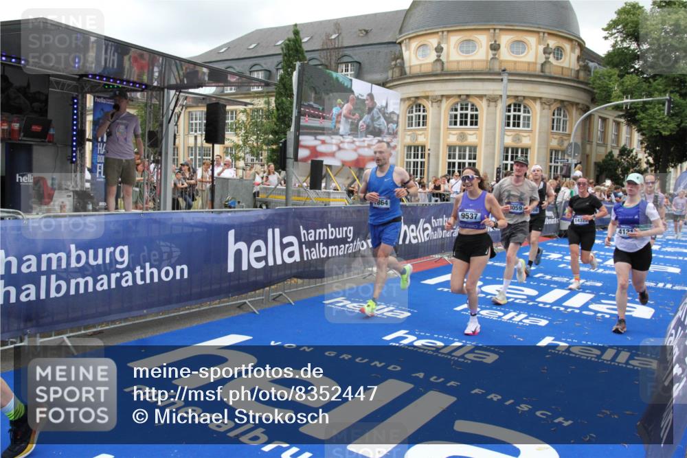 29.06.2025 - hella hamburg halbmarathon Michael Strokosch http://msf.ph/oto/8352447 29.06.2025 10:53:10 Ziel 2111, 2208, 3059, 3258, 3334, 4121, 7864, 8587, 9093, 9537, 12155, 14323, 16986, 19208 meine-sportfotos.de