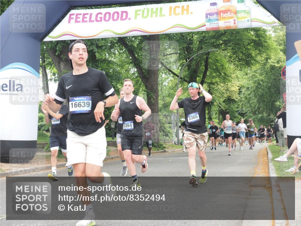 29.06.2025 - hella hamburg halbmarathon KatJ http://msf.ph/oto/8352494 29.06.2025 10:51:10 Zwischen KM18-KM19 2698, 3572, 5354, 5365, 8578 meine-sportfotos.de
