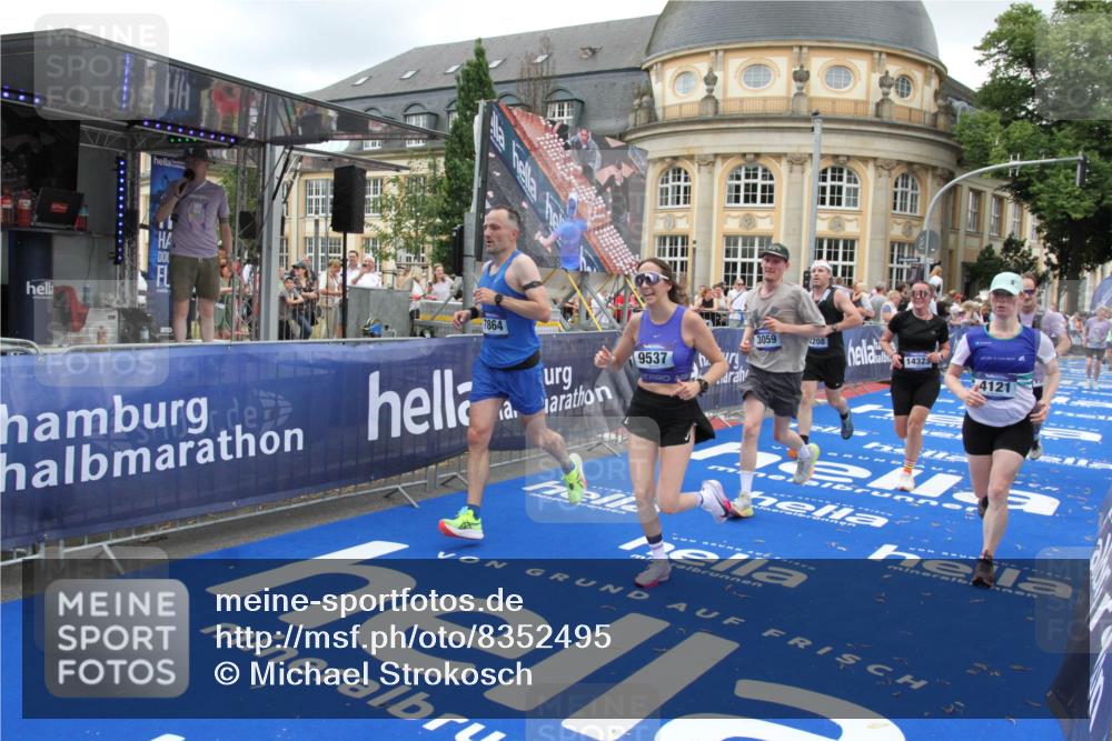 29.06.2025 - hella hamburg halbmarathon Michael Strokosch http://msf.ph/oto/8352495 29.06.2025 10:53:10 Ziel 2111, 2208, 3059, 3258, 3334, 4121, 7864, 8587, 9093, 9537, 12155, 14323, 16986, 19208 meine-sportfotos.de