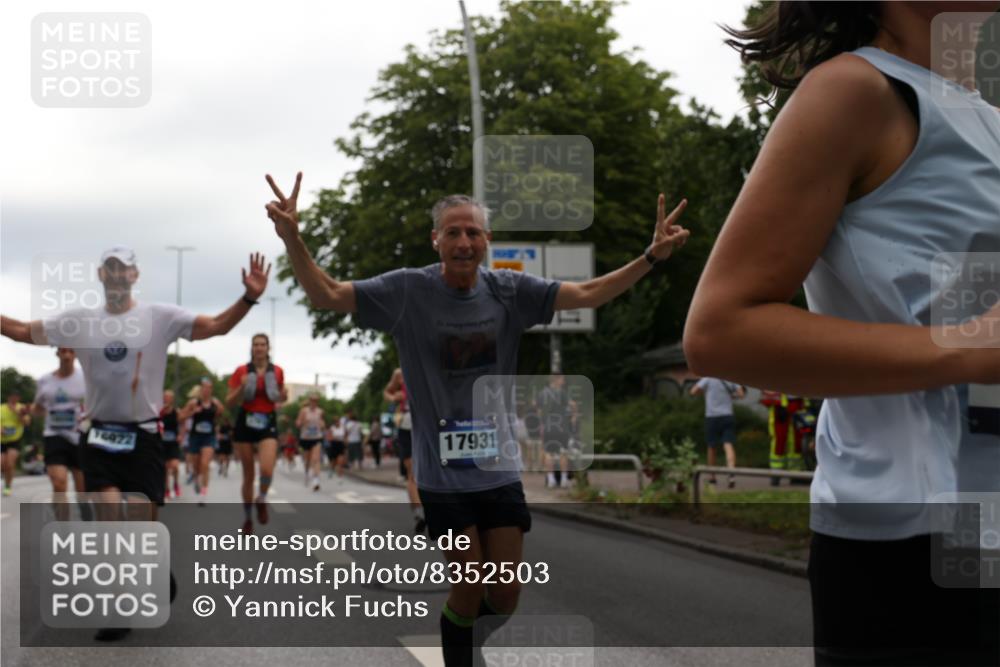 29.06.2025 - hella hamburg halbmarathon Yannick Fuchs http://msf.ph/oto/8352503 29.06.2025 10:52:52 20KM 1285, 1642, 1946, 1951, 2027, 2677, 2711, 2855, 5084, 5347, 5633, 6208, 6636, 6860, 6997, 7476, 8290, 8392, 8929, 9156, 9353, 9655, 9835, 10036, 10539, 10915, 12809, 13407, 14375, 14631, 14914, 15263, 15824, 16160, 16206, 16409, 16563, 16922, 16924, 17017, 17346, 17782, 17810, 17839, 17852, 17931, 17967, 18112, 18232, 18266, 18556, 18682, 18730, 18833, 18954, 19002, 19003 meine-sportfotos.de