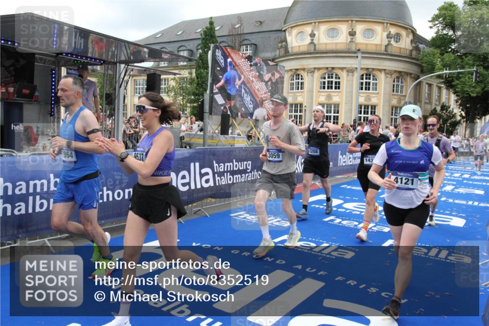 29.06.2025 - hella hamburg halbmarathon Michael Strokosch http://msf.ph/oto/8352519 29.06.2025 10:53:11 Ziel 2111, 2208, 3059, 3258, 4121, 7864, 8587, 9537, 14323, 16986, 19208 meine-sportfotos.de
