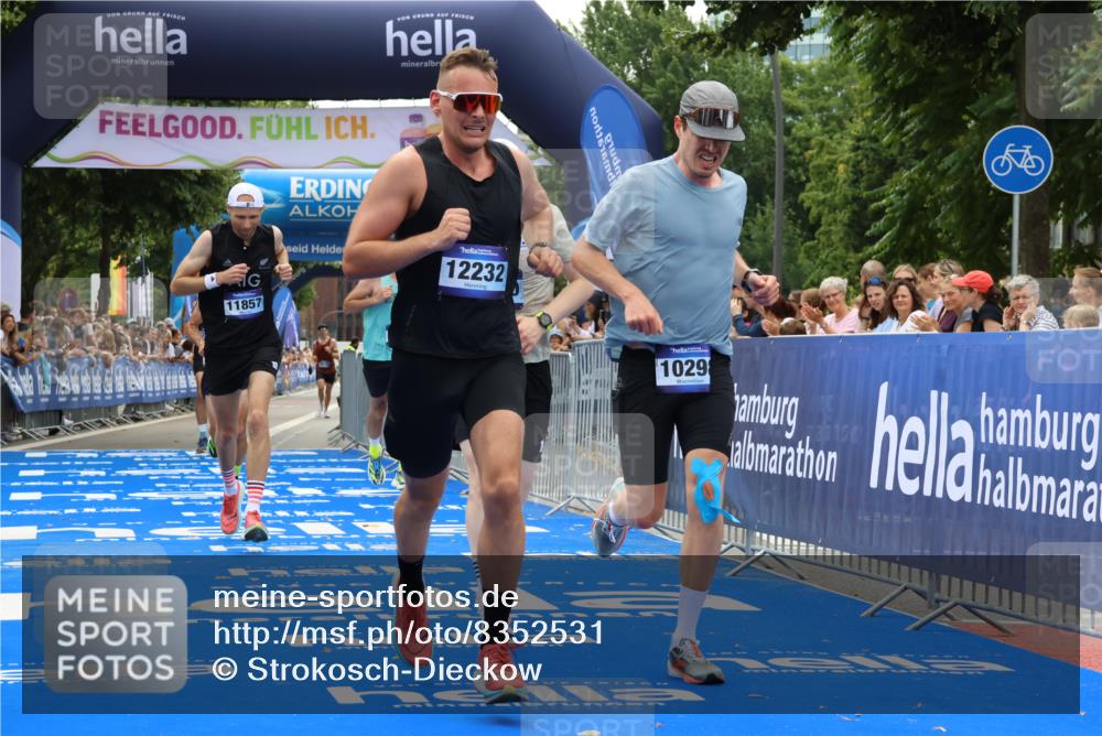 29.06.2025 - hella hamburg halbmarathon Strokosch-Dieckow http://msf.ph/oto/8352531 29.06.2025 10:31:15 Ziel 3201, 3955, 4812, 10017, 10298, 11857, 12232, 13754, 14450, 14548, 19042 meine-sportfotos.de