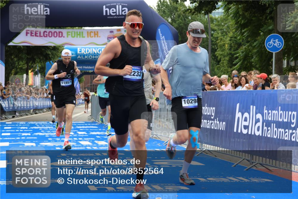 29.06.2025 - hella hamburg halbmarathon Strokosch-Dieckow http://msf.ph/oto/8352564 29.06.2025 10:31:15 Ziel 3201, 3955, 4812, 10017, 10298, 11857, 12232, 13754, 14450, 14548, 19042 meine-sportfotos.de