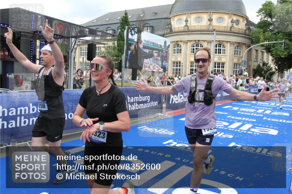 29.06.2025 - hella hamburg halbmarathon Michael Strokosch http://msf.ph/oto/8352600 29.06.2025 10:53:12 Ziel 2111, 2208, 3059, 3258, 4121, 7383, 7864, 8273, 9537, 14323, 16929, 16986, 19208 meine-sportfotos.de