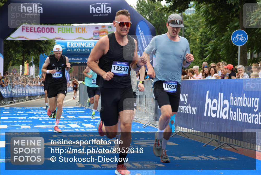 29.06.2025 - hella hamburg halbmarathon Strokosch-Dieckow http://msf.ph/oto/8352616 29.06.2025 10:31:15 Ziel 3201, 3955, 4812, 10017, 10298, 11857, 12232, 13754, 14450, 14548, 19042 meine-sportfotos.de