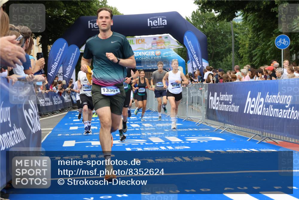 29.06.2025 - hella hamburg halbmarathon Strokosch-Dieckow http://msf.ph/oto/8352624 29.06.2025 10:52:31 Ziel 2346, 2670, 3715, 3952, 6561, 6562, 7178, 7232, 8371, 8661, 9145, 9739, 9876, 10115, 11689, 11791, 12450, 13015, 13051, 13301, 14561, 15001, 15980, 18982 meine-sportfotos.de