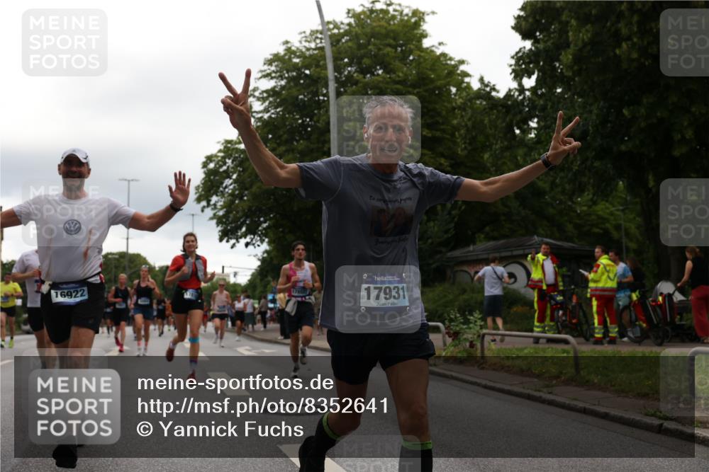 29.06.2025 - hella hamburg halbmarathon Yannick Fuchs http://msf.ph/oto/8352641 29.06.2025 10:52:52 20KM 1285, 1642, 1946, 1951, 2027, 2677, 2711, 2855, 5084, 5347, 5633, 6208, 6636, 6860, 6997, 7476, 8290, 8392, 8929, 9156, 9353, 9655, 9835, 10036, 10539, 10915, 12809, 13407, 14375, 14631, 14914, 15263, 15824, 16160, 16206, 16409, 16563, 16922, 16924, 17017, 17346, 17782, 17810, 17839, 17852, 17931, 17967, 18112, 18232, 18266, 18556, 18682, 18730, 18833, 18954, 19002, 19003 meine-sportfotos.de