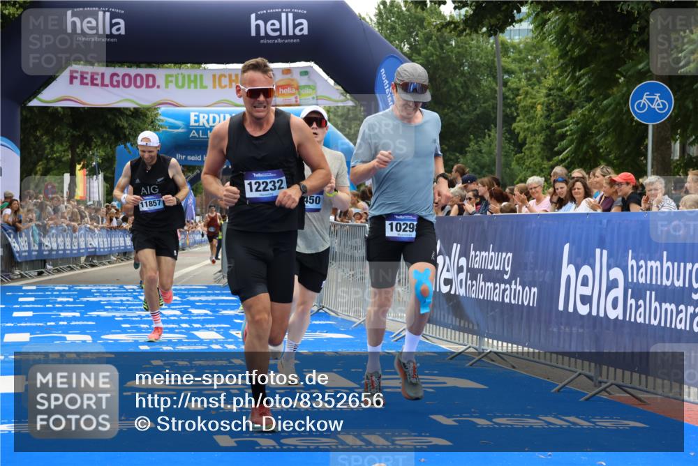 29.06.2025 - hella hamburg halbmarathon Strokosch-Dieckow http://msf.ph/oto/8352656 29.06.2025 10:31:14 Ziel 3201, 3955, 4812, 10017, 10298, 11857, 12232, 13754, 14450, 14548, 18177, 19042 meine-sportfotos.de