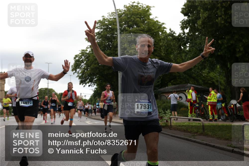 29.06.2025 - hella hamburg halbmarathon Yannick Fuchs http://msf.ph/oto/8352671 29.06.2025 10:52:52 20KM 1285, 1642, 1946, 1951, 2027, 2677, 2711, 2855, 5084, 5347, 5633, 6208, 6636, 6860, 6997, 7476, 8290, 8392, 8929, 9156, 9353, 9655, 9835, 10036, 10539, 10915, 12809, 13407, 14375, 14631, 14914, 15263, 15824, 16160, 16206, 16409, 16563, 16922, 16924, 17017, 17346, 17782, 17810, 17839, 17852, 17931, 17967, 18112, 18232, 18266, 18556, 18682, 18730, 18833, 18954, 19002, 19003 meine-sportfotos.de