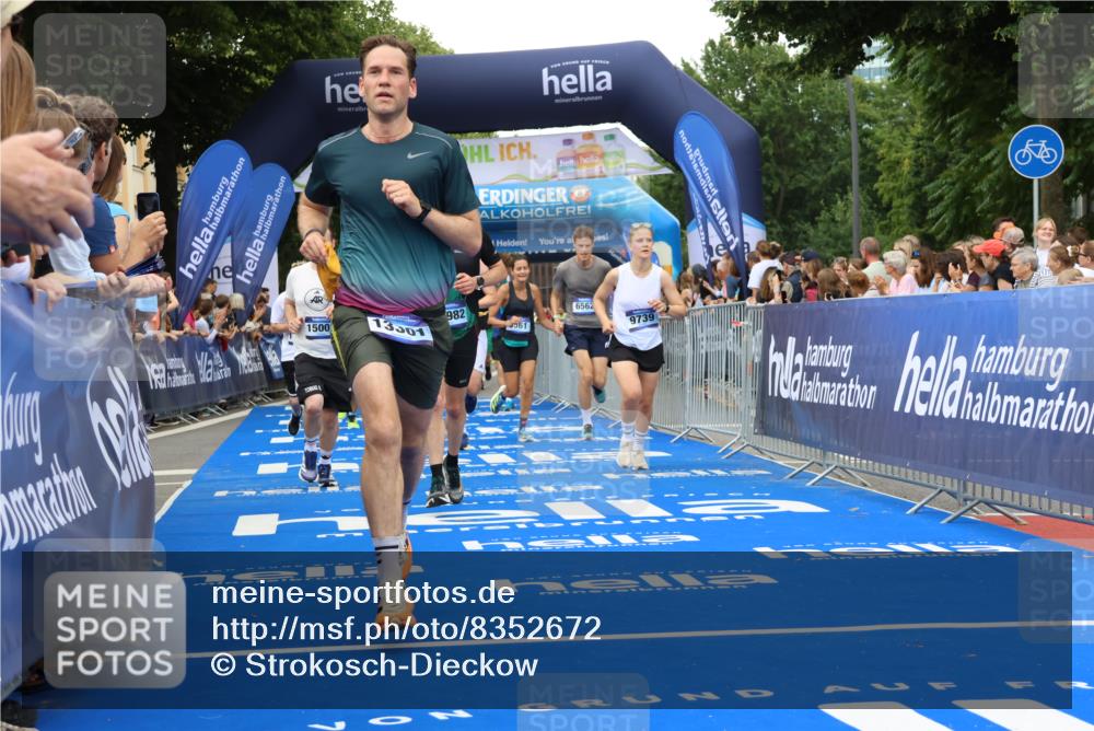 29.06.2025 - hella hamburg halbmarathon Strokosch-Dieckow http://msf.ph/oto/8352672 29.06.2025 10:52:31 Ziel 2346, 2670, 3715, 3952, 6561, 6562, 7178, 7232, 8371, 8661, 9145, 9739, 9876, 10115, 11689, 11791, 12450, 13015, 13051, 13301, 14561, 15001, 15980, 18982 meine-sportfotos.de