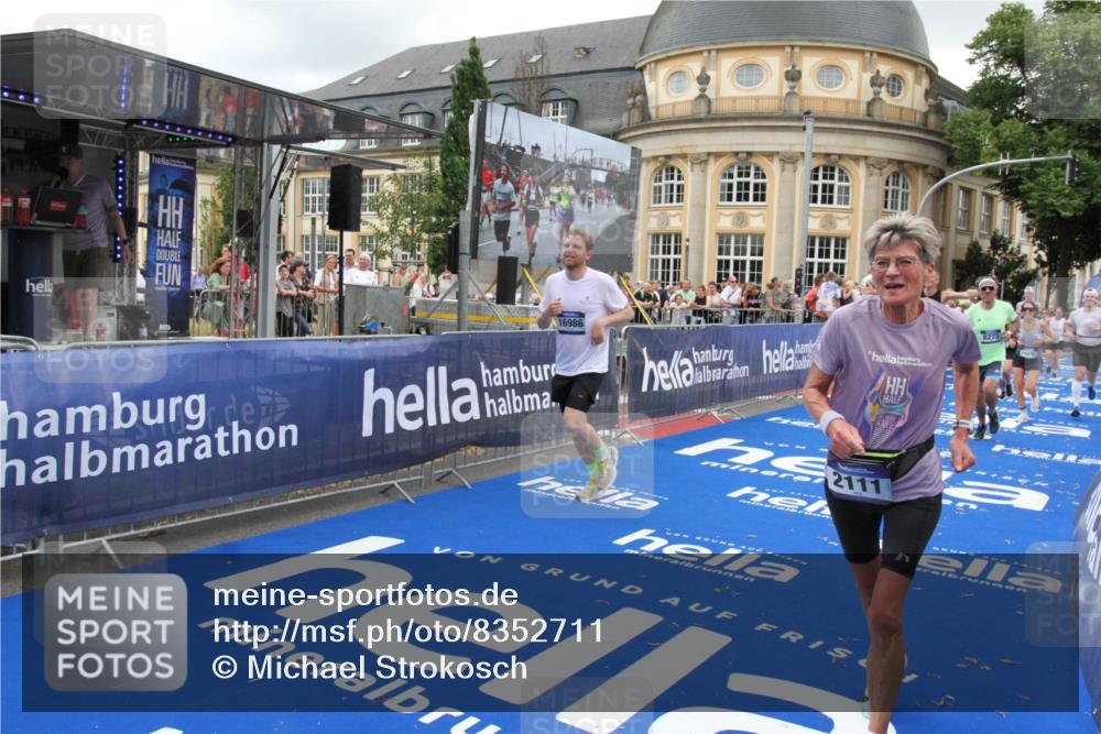 29.06.2025 - hella hamburg halbmarathon Michael Strokosch http://msf.ph/oto/8352711 29.06.2025 10:53:16 Ziel 2111, 7383, 8273, 8361, 9142, 12875, 15179, 16929, 16986 meine-sportfotos.de