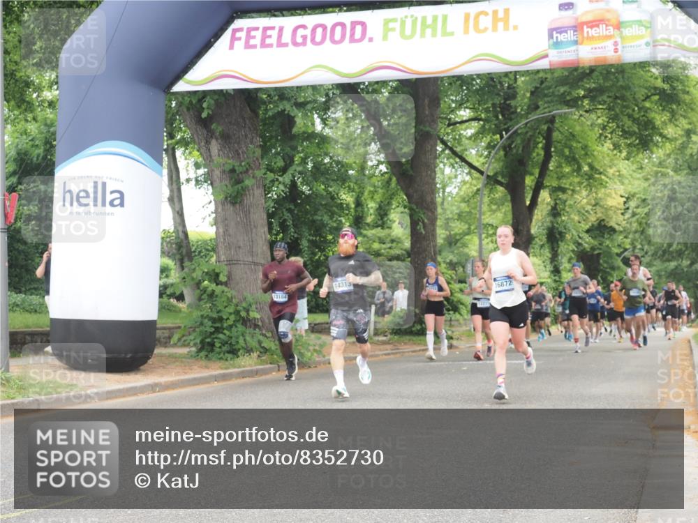 29.06.2025 - hella hamburg halbmarathon KatJ http://msf.ph/oto/8352730 29.06.2025 10:51:13 Zwischen KM18-KM19 5354, 5365, 8578 meine-sportfotos.de