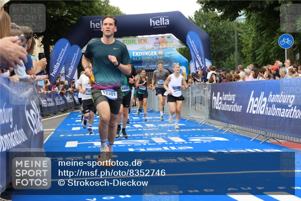 29.06.2025 - hella hamburg halbmarathon Strokosch-Dieckow http://msf.ph/oto/8352746 29.06.2025 10:52:31 Ziel 2346, 2670, 3715, 3952, 6561, 6562, 7178, 7232, 8371, 8661, 9145, 9739, 9876, 10115, 11689, 11791, 12450, 13015, 13051, 13301, 14561, 15001, 15980, 18982 meine-sportfotos.de