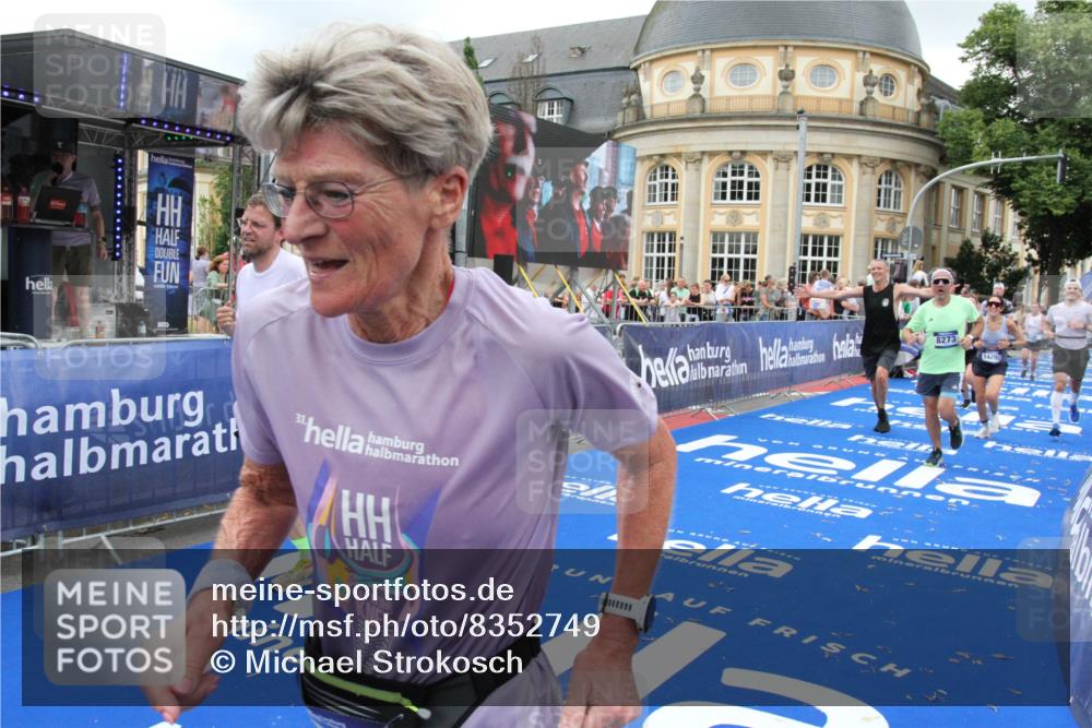 29.06.2025 - hella hamburg halbmarathon Michael Strokosch http://msf.ph/oto/8352749 29.06.2025 10:53:17 Ziel 2074, 2111, 7312, 7383, 8273, 8361, 9142, 12875, 15179, 16929, 16986 meine-sportfotos.de