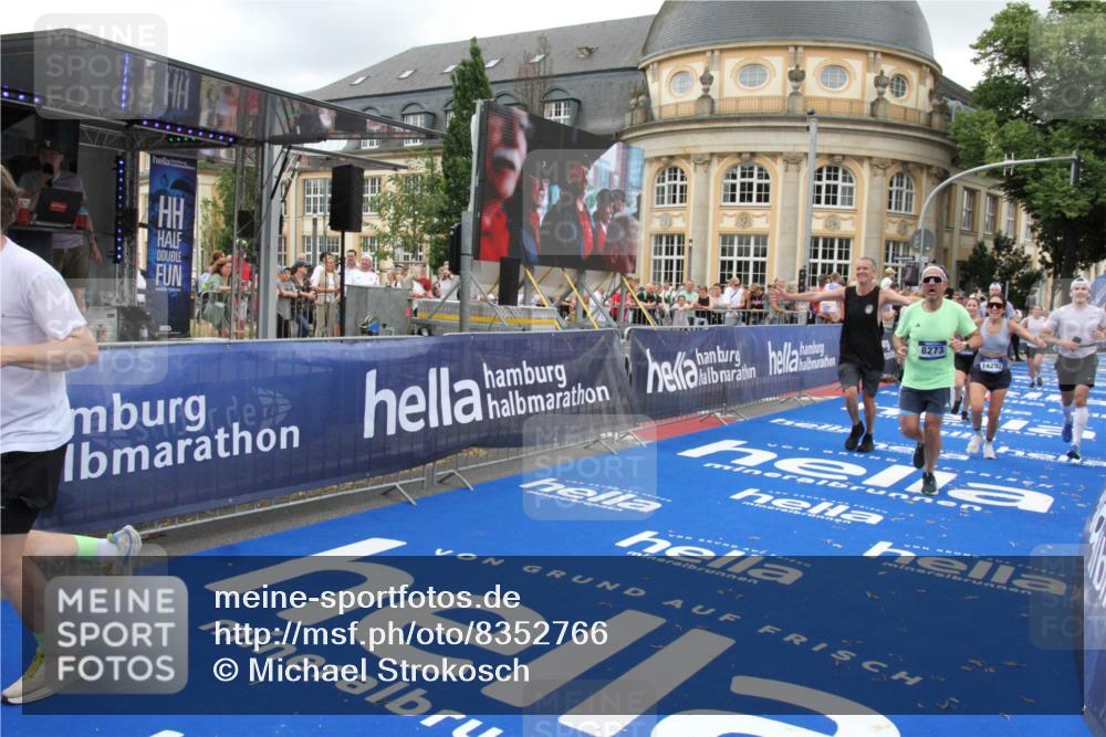 29.06.2025 - hella hamburg halbmarathon Michael Strokosch http://msf.ph/oto/8352766 29.06.2025 10:53:17 Ziel 2074, 2111, 7312, 7383, 8273, 8361, 9142, 12875, 15179, 16929, 16986 meine-sportfotos.de