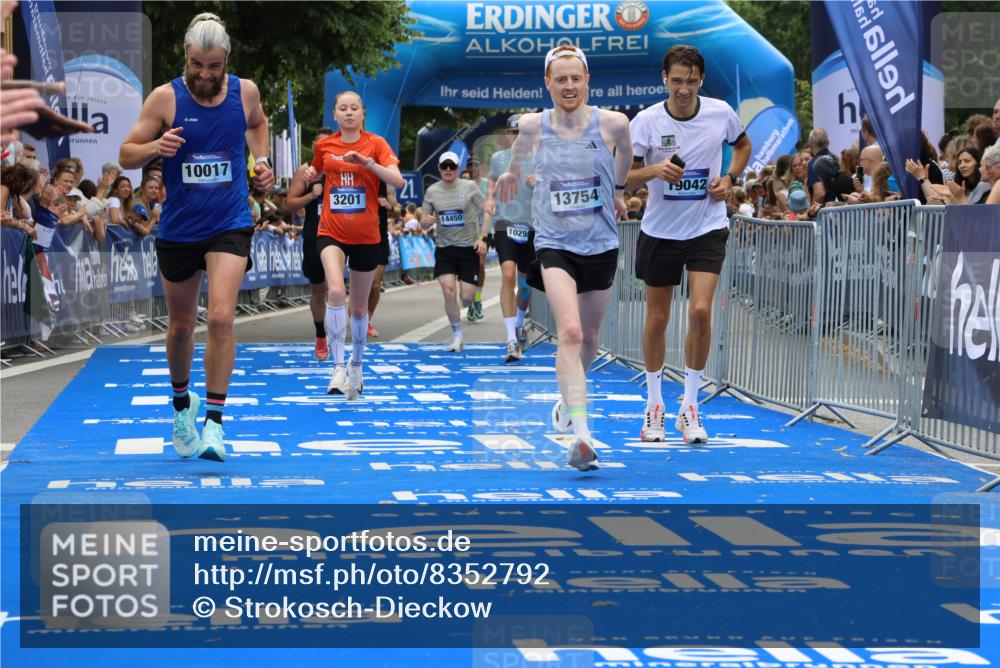 29.06.2025 - hella hamburg halbmarathon Strokosch-Dieckow http://msf.ph/oto/8352792 29.06.2025 10:31:10 Ziel 3201, 4812, 5826, 10017, 10298, 10929, 11857, 12232, 13754, 14450, 14548, 18177, 19042 meine-sportfotos.de