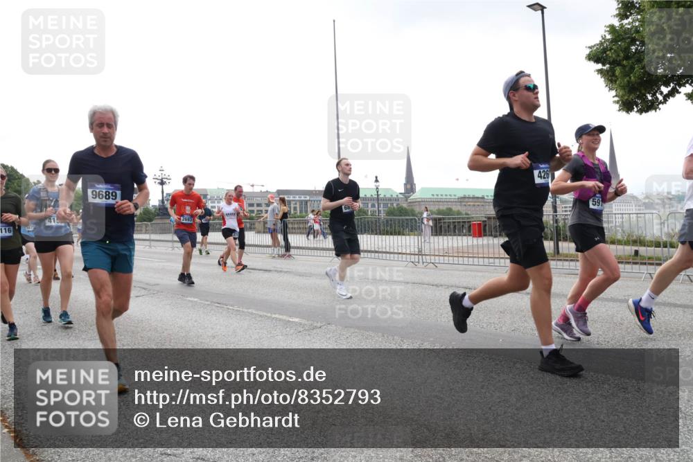 29.06.2025 - hella hamburg halbmarathon Lena Gebhardt http://msf.ph/oto/8352793 29.06.2025 10:38:47 Lombardsbrücke 116, 1675, 415, 9689, 68, 2693, 426, 59, 56, 1232, 1390, 1451, 1721, 1791, 2113, 2151, 2524, 2534, 2576, 2660, 2693, 3010, 3094, 3095, 3216, 3286, 3307, 3323, 3338, 3635, 3636, 3726, 3745, 3777, 3841, 3927, 4028, 4139, 4155, 4159, 4257, 4259, 4260, 4316, 4320, 4410, 4883, 4964, 5085, 5089, 5155, 5617, 5684, 5735, 5913, 6062, 6112, 6695, 6696, 6875, 7117, 7148, 7263, 7371, 7561, 7692, 7849, 7868, 8367, 8783, 9708, 9974, 9977, 10072, 10554, 13060 meine-sportfotos.de