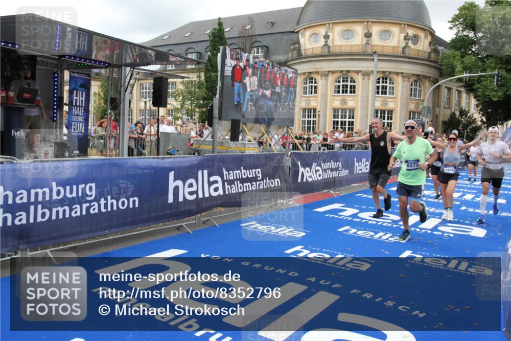 29.06.2025 - hella hamburg halbmarathon Michael Strokosch http://msf.ph/oto/8352796 29.06.2025 10:53:17 Ziel 2074, 2111, 7312, 7383, 8273, 8361, 9142, 12875, 15179, 16929, 16986 meine-sportfotos.de