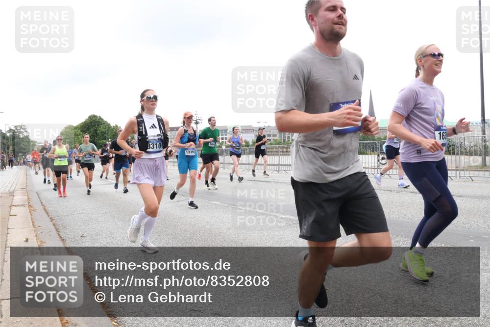29.06.2025 - hella hamburg halbmarathon Lena Gebhardt http://msf.ph/oto/8352808 29.06.2025 10:48:00 Lombardsbrücke 8310, 304, 7427, 13399, 12, 163, 1045, 1157, 1174, 1175, 1246, 1392, 1618, 1639, 1645, 1701, 1926, 2037, 2163, 2197, 2418, 2491, 2545, 2650, 2704, 2756, 2790, 2882, 2958, 3049, 3320, 3468, 3504, 3679, 3933, 4037, 4327, 4423, 4588, 4856, 5585, 5621, 5622, 5886, 5952, 7240, 7393, 7394, 7427, 7532, 7916, 7970, 8077, 8310, 8521, 8550, 8774, 9356, 9687, 9696, 9697, 9921, 10145, 10658, 10777, 10794, 10991, 11351, 11548, 11730, 11742, 11781, 11802, 11909, 12431 meine-sportfotos.de