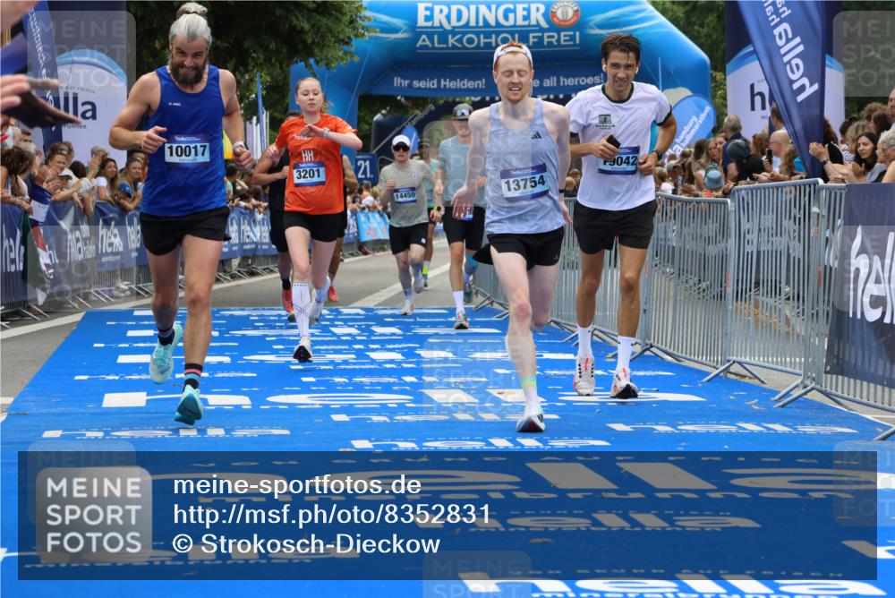 29.06.2025 - hella hamburg halbmarathon Strokosch-Dieckow http://msf.ph/oto/8352831 29.06.2025 10:31:10 Ziel 3201, 4812, 5826, 10017, 10298, 10929, 11857, 12232, 13754, 14450, 14548, 18177, 19042 meine-sportfotos.de