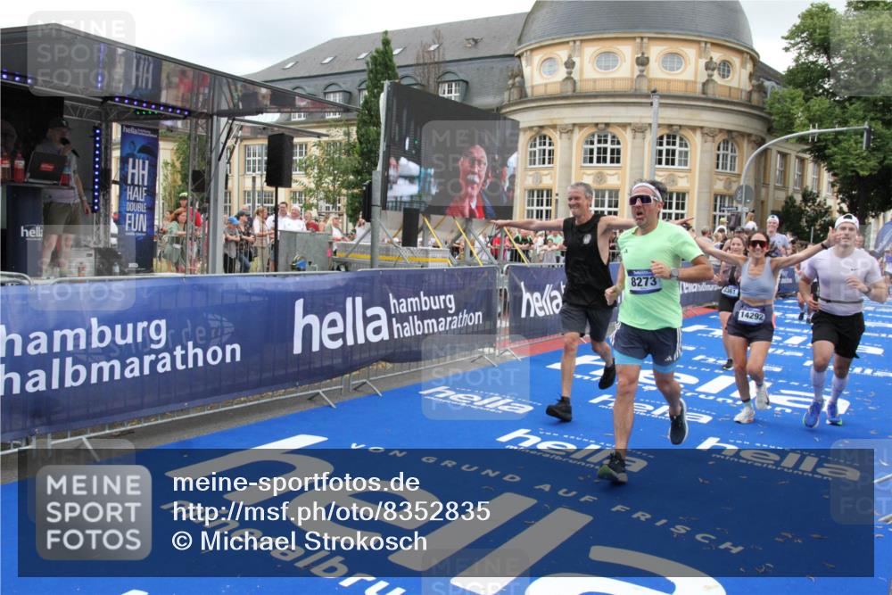 29.06.2025 - hella hamburg halbmarathon Michael Strokosch http://msf.ph/oto/8352835 29.06.2025 10:53:18 Ziel 2074, 2111, 7312, 7383, 8273, 8361, 9142, 12875, 15179, 15681, 16929, 16986, 18901 meine-sportfotos.de