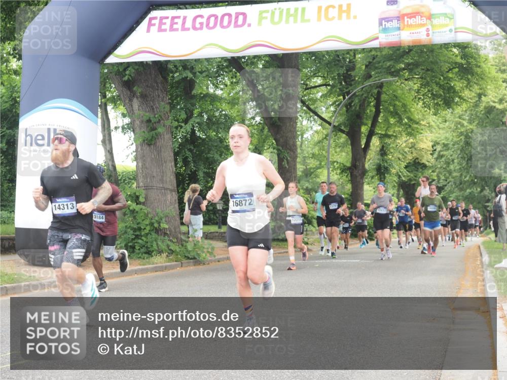 29.06.2025 - hella hamburg halbmarathon KatJ http://msf.ph/oto/8352852 29.06.2025 10:51:15 Zwischen KM18-KM19 5354, 5365, 8578 meine-sportfotos.de