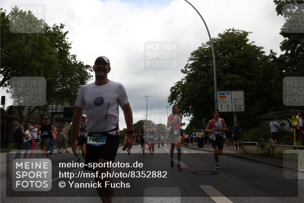 29.06.2025 - hella hamburg halbmarathon Yannick Fuchs http://msf.ph/oto/8352882 29.06.2025 10:52:53 20KM 1285, 1642, 1946, 1951, 2027, 2677, 2855, 5084, 5347, 5633, 6202, 6208, 6636, 6860, 6997, 7476, 8290, 8392, 8929, 9156, 9353, 9655, 9835, 10036, 10539, 10915, 12809, 13407, 14375, 14631, 14914, 15240, 15263, 15824, 16160, 16206, 16409, 16563, 16922, 16924, 17017, 17346, 17782, 17810, 17839, 17852, 17931, 18112, 18153, 18232, 18266, 18327, 18556, 18682, 18730, 18833, 18954, 19002, 19003 meine-sportfotos.de