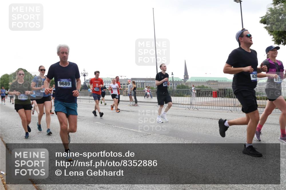 29.06.2025 - hella hamburg halbmarathon Lena Gebhardt http://msf.ph/oto/8352886 29.06.2025 10:38:47 Lombardsbrücke 12116, 9689, 2693, 426, 591, 56, 1232, 1390, 1451, 1721, 1791, 2113, 2151, 2524, 2534, 2576, 2660, 2693, 3010, 3094, 3095, 3216, 3286, 3307, 3323, 3338, 3635, 3636, 3726, 3745, 3777, 3841, 3927, 4028, 4139, 4155, 4159, 4257, 4259, 4260, 4316, 4320, 4410, 4883, 4964, 5085, 5089, 5155, 5617, 5684, 5735, 5913, 6062, 6112, 6695, 6696, 6875, 7117, 7148, 7263, 7371, 7561, 7692, 7849, 7868, 8367, 8783, 9708, 9974, 9977, 10072, 10554, 13060 meine-sportfotos.de