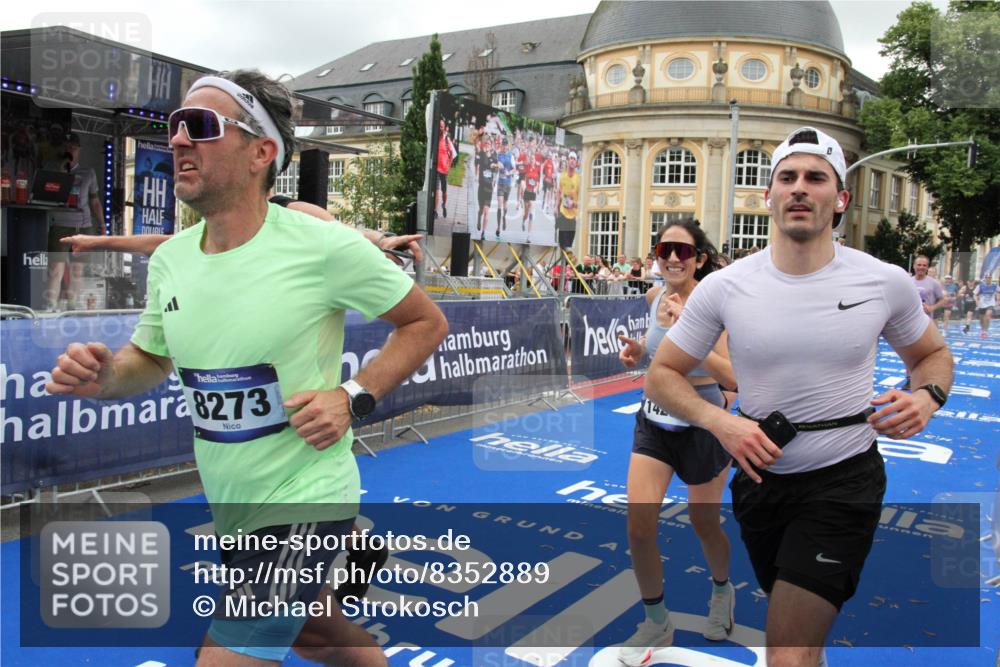 29.06.2025 - hella hamburg halbmarathon Michael Strokosch http://msf.ph/oto/8352889 29.06.2025 10:53:19 Ziel 1683, 2074, 4065, 7312, 7383, 8273, 8361, 9142, 11844, 12875, 15179, 15681, 16929, 16986, 18901 meine-sportfotos.de